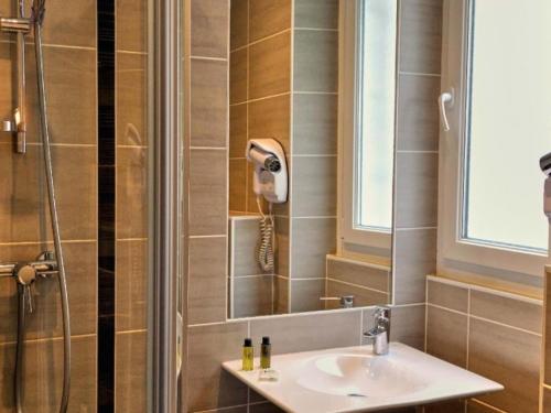 Ванна кімната в Hotel Le Croiseur Ginette Intra Muros