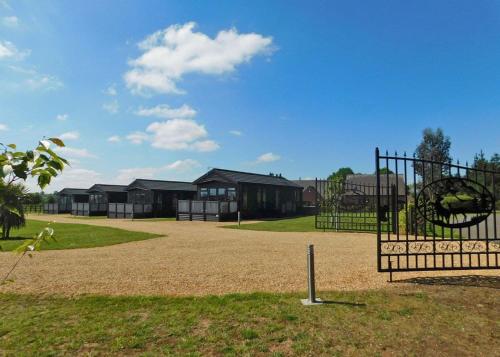 un grupo de casas en un parque con parque infantil en King Richards Country Lodges en Earl Shilton