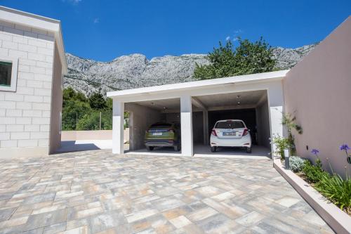 a car garage with a car parked in it at Villa Filia in Tučepi