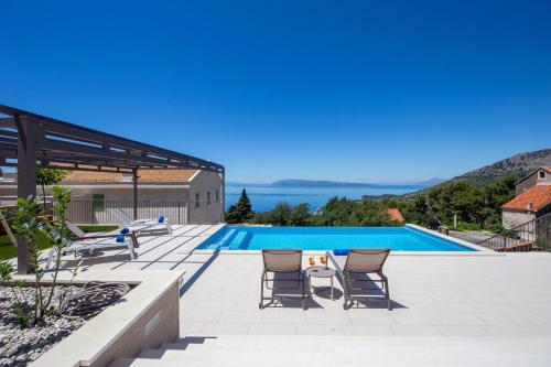 a villa with a view of a swimming pool at Villa Filia in Tučepi