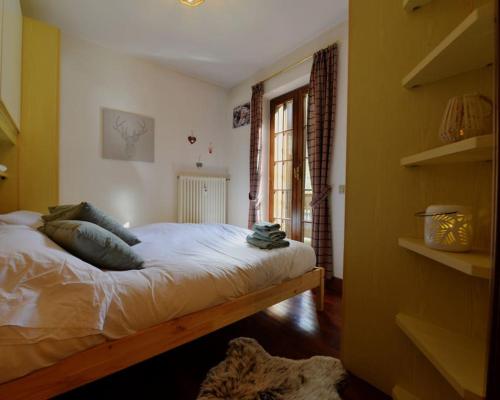 a bedroom with a bed with pillows on it at La Petite Maison in Pré-Saint-Didier