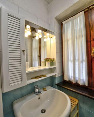 a bathroom with a sink and a mirror at La Petite Maison in Pré-Saint-Didier