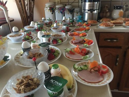 een tafel met veel borden eten erop bij Diana's Luxury Bed and Breakfast in Vancouver