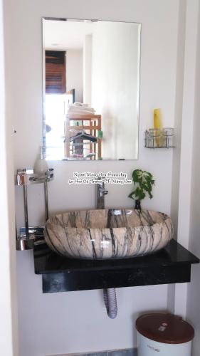 a bathroom with a large stone sink on a shelf at Người Măng Đen Homestay in Kon Von Kla