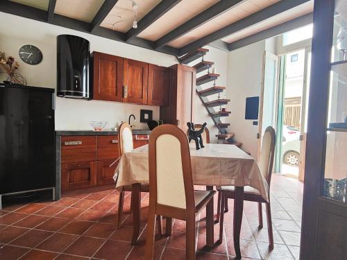 A kitchen or kitchenette at Appartamento Deluxe Lecce