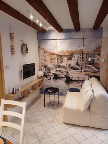 Una sala de estar con un mural de pared de un puerto. en Piran Nono, en Piran