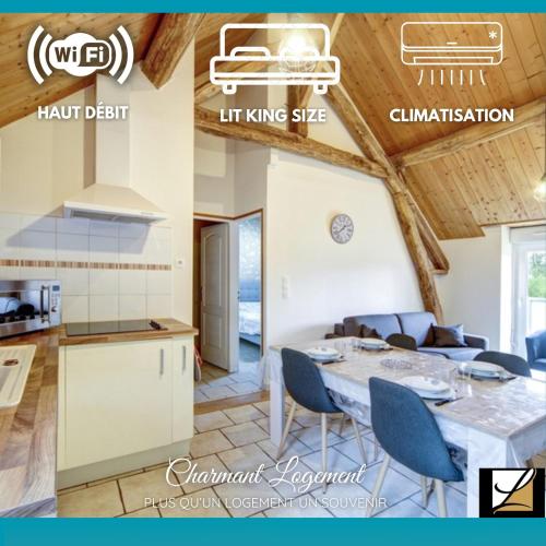 une cuisine et un salon avec une table et des chaises dans l'établissement Les logements dans longère de la Gentinière, à Mareuil-sur-Cher