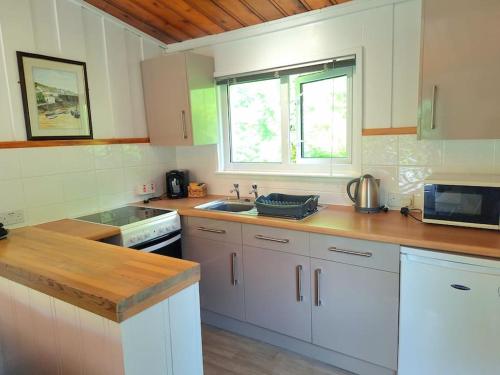 Η κουζίνα ή μικρή κουζίνα στο Gorgeous Cottage at Crackington Haven, near Bude and Boscastle, Cornwall