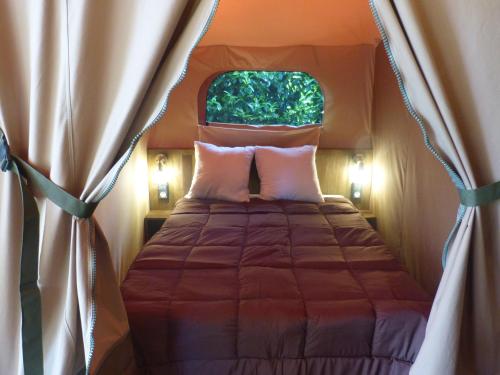 Krevet ili kreveti u jedinici u objektu camping Le Clos de la Lère