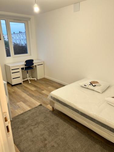 une chambre avec un lit, un bureau et une fenêtre dans l'établissement Jules samain, à Lille