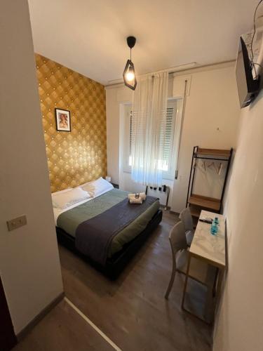 una piccola camera con letto e tavolo di Il Giglio Rosso B&B a Firenze