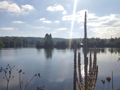 a view of a lake with the sun shining on it at La mise en Seine in Venables