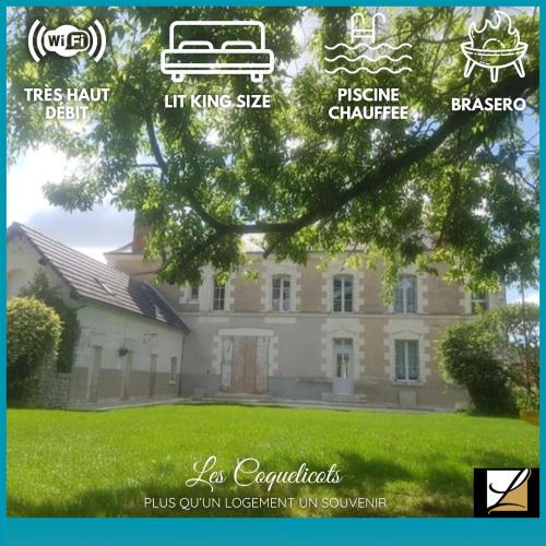 une photo d'une maison avec un arbre dans l'établissement Le Domaine du Bas Guéret, à Mareuil-sur-Cher