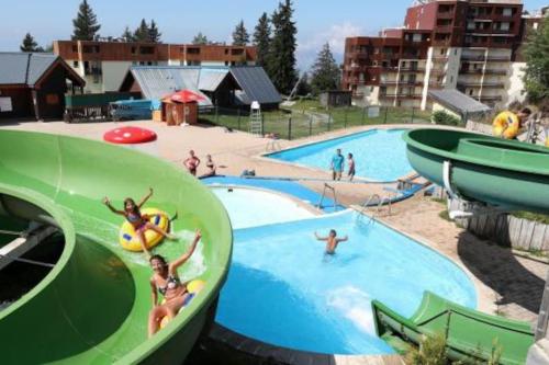 - un groupe de personnes dans une piscine d'un parc aquatique dans l'établissement Studio cosy à Prapoutel, Les 7 Laux, Alpes, à Les Adrets