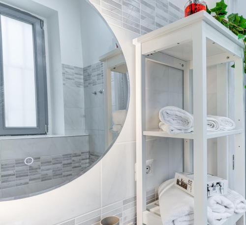 a bathroom with a mirror and a sink at San Donato - Grazioso Moderno Monolocale - 600 m Metro Principi d'Acaja in Turin
