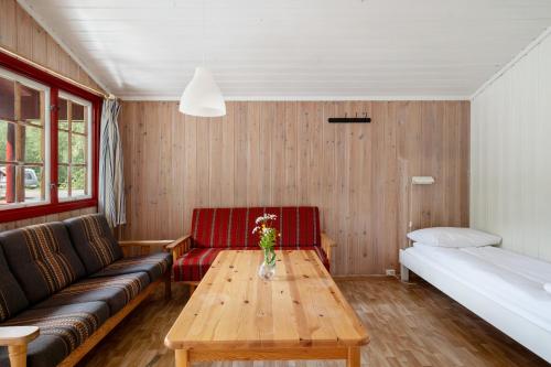 un soggiorno con un divano e un tavolo di Utladalen Camping ad Årdal