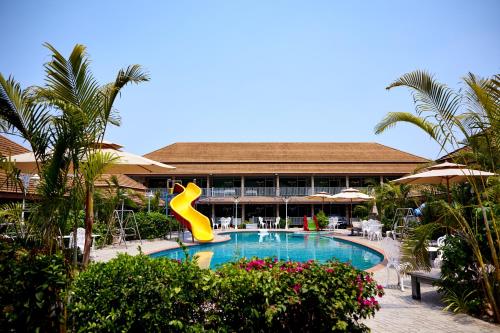 Pogled na bazen v nastanitvi Baan Dara Resort oz. v okolici