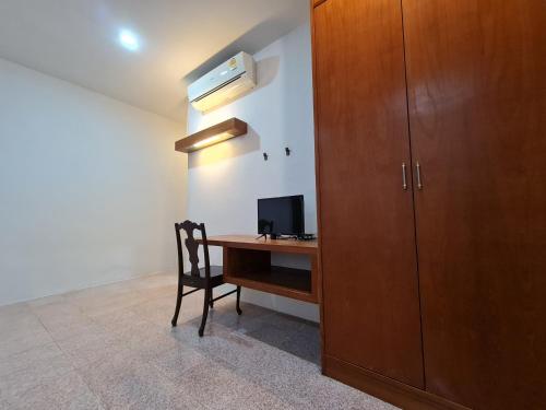 a room with a desk with a computer and a cabinet at Banchang home village in Ban Phayun