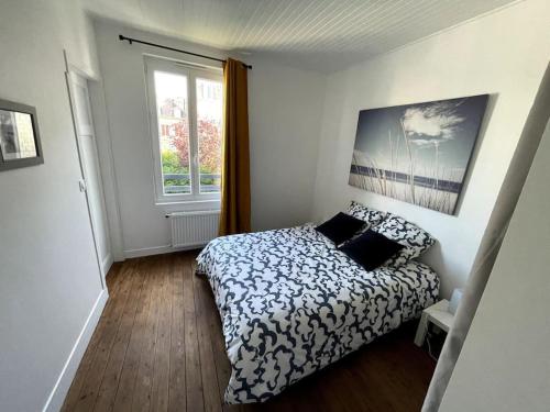 une petite chambre avec un lit et une fenêtre dans l'établissement Saint Vincent Océane Le Havre, au Havre