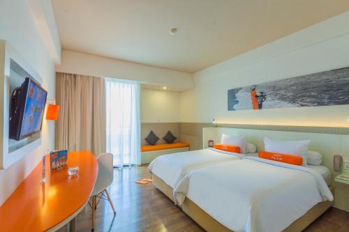 Postel nebo postele na pokoji v ubytování HARRIS Hotel Seminyak