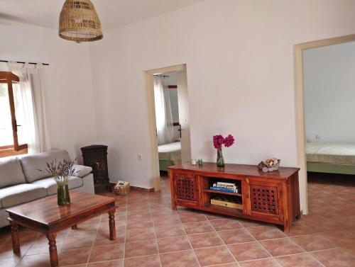 Ruang duduk di Αrmiriki House