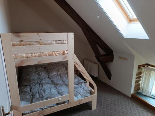 - une chambre mansardée avec des lits superposés dans l'établissement L'Oasis du Bien Etre, à Saint-Georges-de-Reintembault