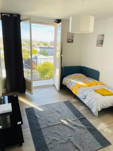 une chambre avec un lit et une fenêtre avec un balcon dans l'établissement 8N Apartment group near Paris, à Bondy