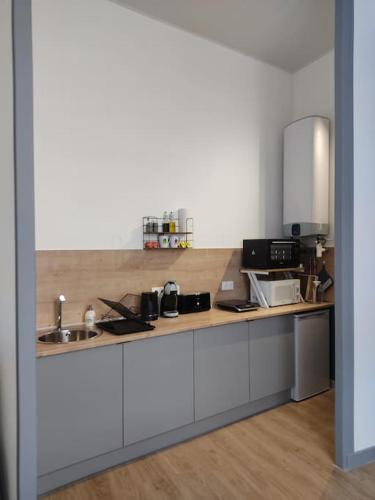 une cuisine avec un évier et un plan de travail dans l'établissement Appartement avec parking privé, à Saumur