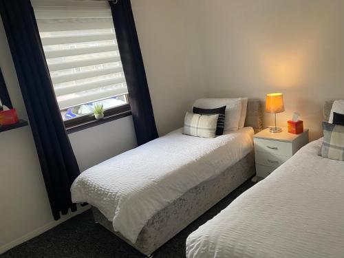 מיטה או מיטות בחדר ב-Argyll Apartment Loch Lomond