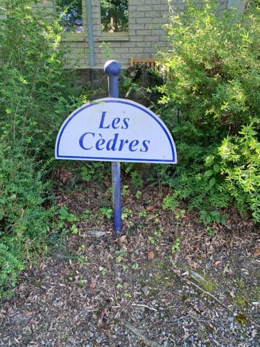 a sign that says less gardens in a yard at Durbuy Dream in Durbuy
