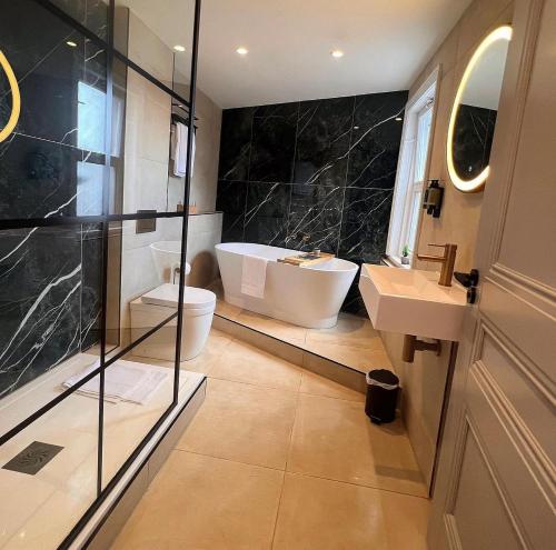 Koupelna v ubytování The Parr’s Bank Hotel