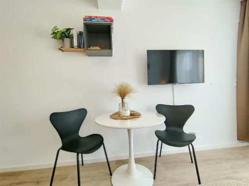 TV a/nebo společenská místnost v ubytování Bohotastic Apartment für bis zu 4, Terrasse, Grill