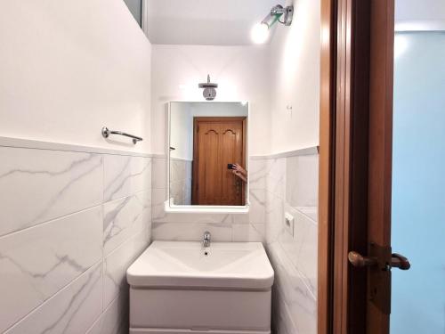 ein weißes Badezimmer mit Waschbecken und Spiegel in der Unterkunft ROSSO - PROPPRO SRL - MILAZZO ISOLE EOLIEe in Milazzo