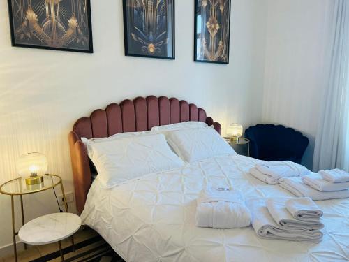 una camera da letto con un letto con asciugamani sopra di Dulcamara Boutique Apartments - MAISON DÈCO a Bari