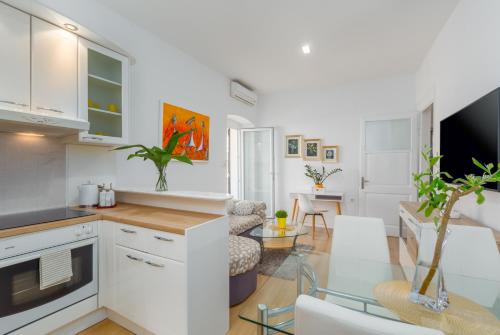 Aria two bedroom apartment with terrace in the center