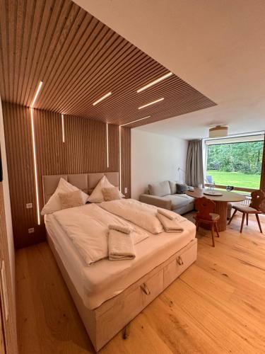 Postel nebo postele na pokoji v ubytování Apartment mit Indoor Pool und Garten