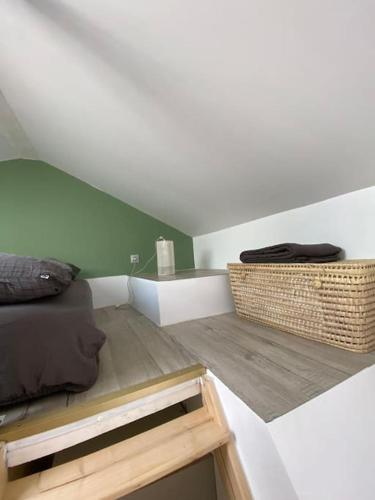 - une chambre avec un lit et un panier à l'étage dans l'établissement maison ville proche plage prophete corniche, à Marseille