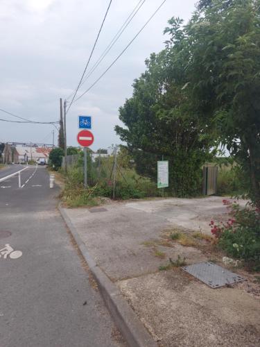 a do not enter sign on the side of a road at chambre les minimes bord de mer aytré in Aytré