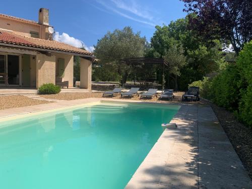 une piscine avec des chaises et un gazebo dans l'établissement La Demeure de Fany, à Saint-Marcellin-lès-Vaison