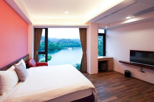 a hotel room with a bed and a large window at Zhaohong homestay in Yuchi
