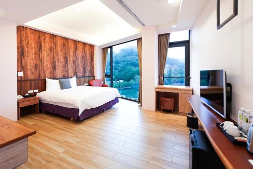 a hotel room with a bed and a television at Zhaohong homestay in Yuchi