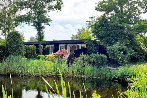 a house with a pond in front of it at Tuinhuis Vijverzicht in Leeuwarden