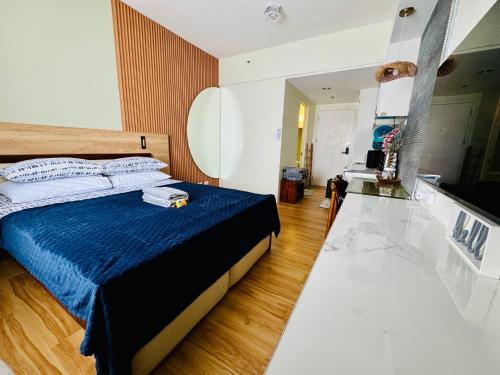 1 dormitorio con 1 cama con edredón azul en Aesthetic Functional Minimalist Space Sunvida Tower SV1716 en Cebú