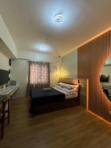 1 dormitorio con cama, mesa y cocina en Aesthetic Functional Minimalist Space Sunvida Tower SV1716, en Cebú