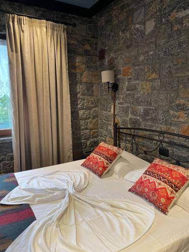 Una cama o camas en una habitación de Helga's Guesthouse