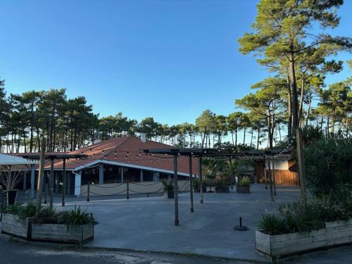 un parking vide devant un immeuble dans l'établissement G02 Mobil-home gamme prestige aux Oyats 4 étoiles, à Seignosse