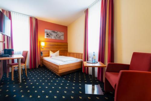 海德堡的住宿－全景酒店，酒店客房设有一张床和两个窗户。