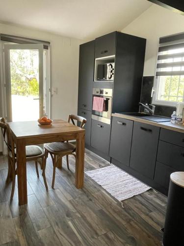 Photo de la galerie de l'établissement Magnifique studio sur les hauteurs de Nice, piscine, parking et WIFI, à Nice