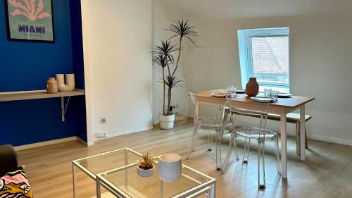 un salon avec une table et des chaises dans une pièce dans l'établissement Les toits de Saint-Cyr, à Nevers