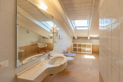 カットーリカにあるResidence Ascotのバスルーム(トイレ2つ、シンク、鏡付)